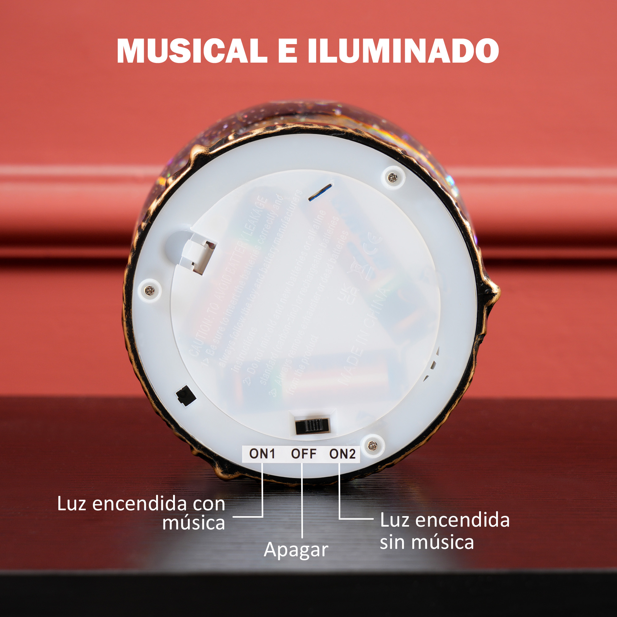 Parte inferior del dispositivo con compartimento de pilas e interruptor.