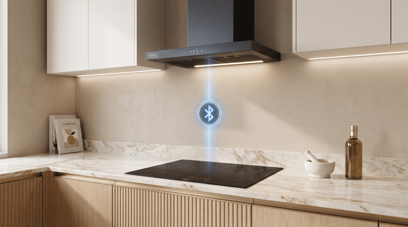 Nowoczesna kuchnia z okapem i płytą indukcyjną połączona niebieską ikoną Bluetooth.