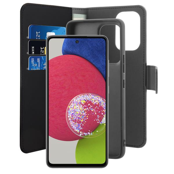 Uno smartphone davanti a una custodia a libro nera con tasche per carte.