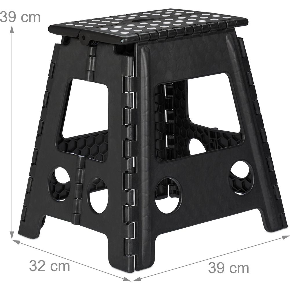Ein schwarzer Klapphocker mit Maßen von 39 cm Höhe, 32 cm Breite und 39 cm Länge auf weißem Hintergrund.