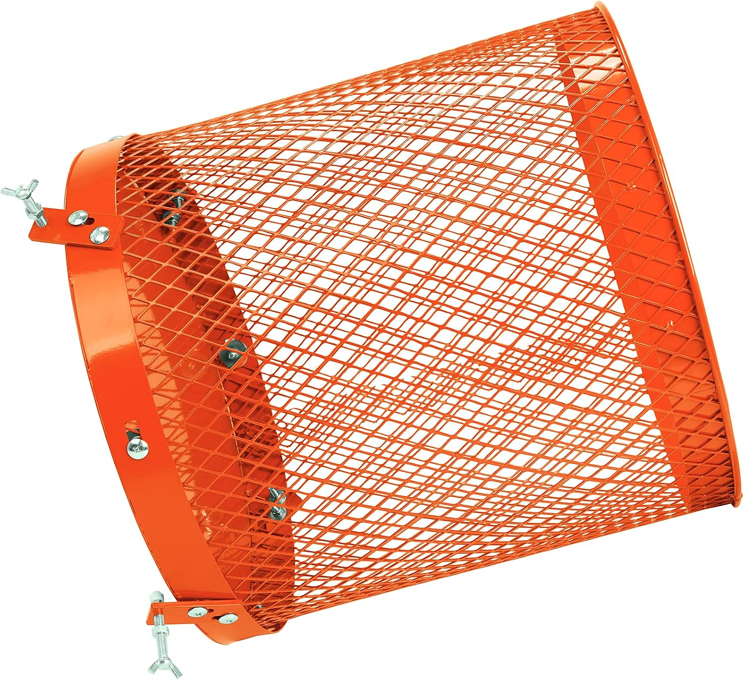 Ein orangefarbener, zylindrischer Drahtgitterkorb mit Metallbeschlägen auf weißem Hintergrund.