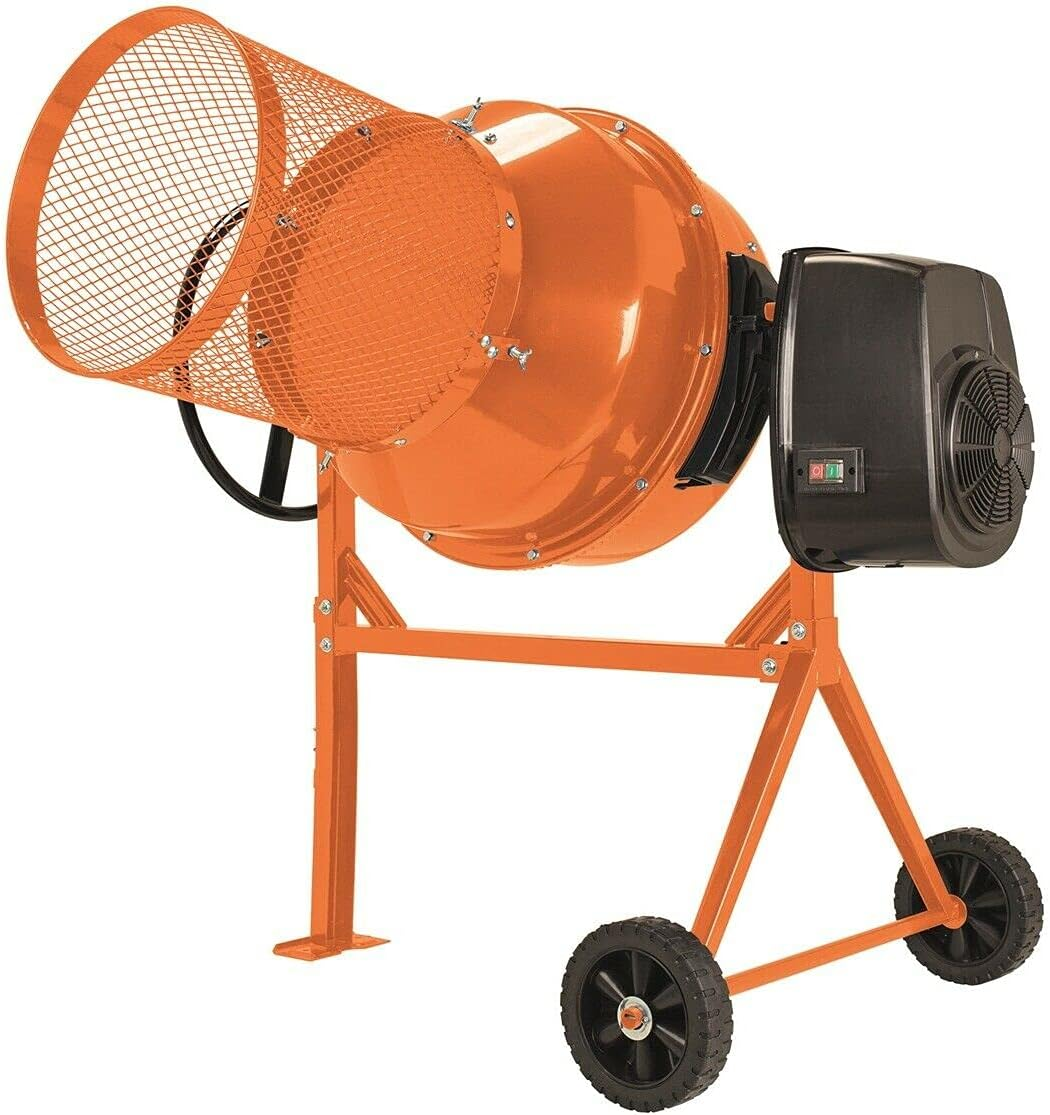 Ein orangefarbener Betonmischer mit schwarzem Motor und Gitteraufsatz steht auf zwei Rädern vor weißem Hintergrund.