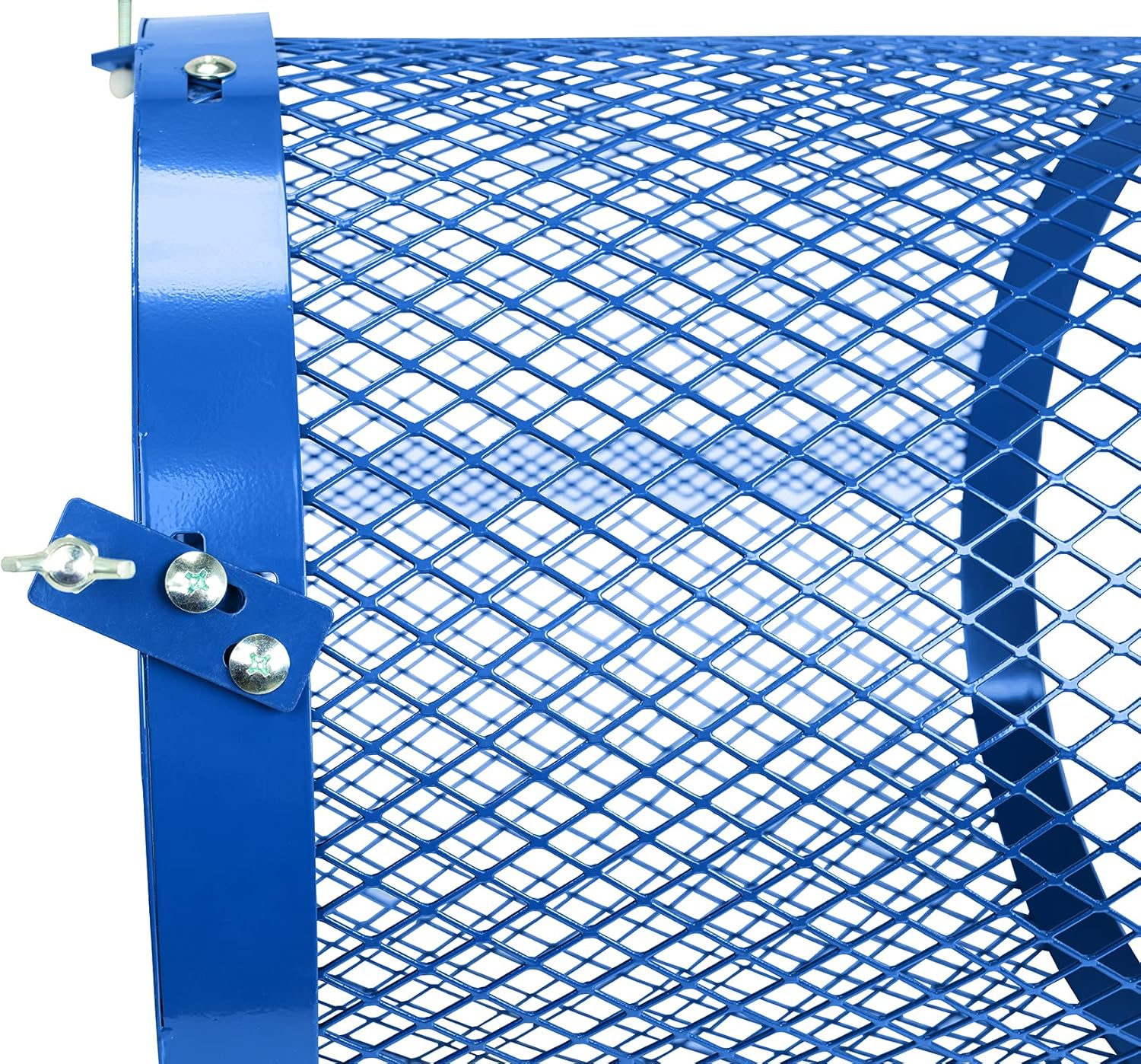 Blaue zylindrische Metalltrommel mit diamantförmigem Gitter und silbernen Schrauben auf weißem Hintergrund.