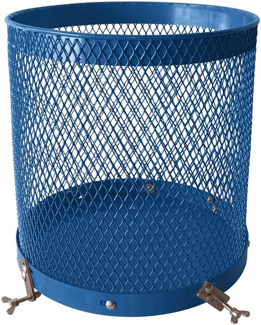 Ein blauer zylindrischer Papierkorb aus Metallgitter mit Befestigungsklammern am Boden.