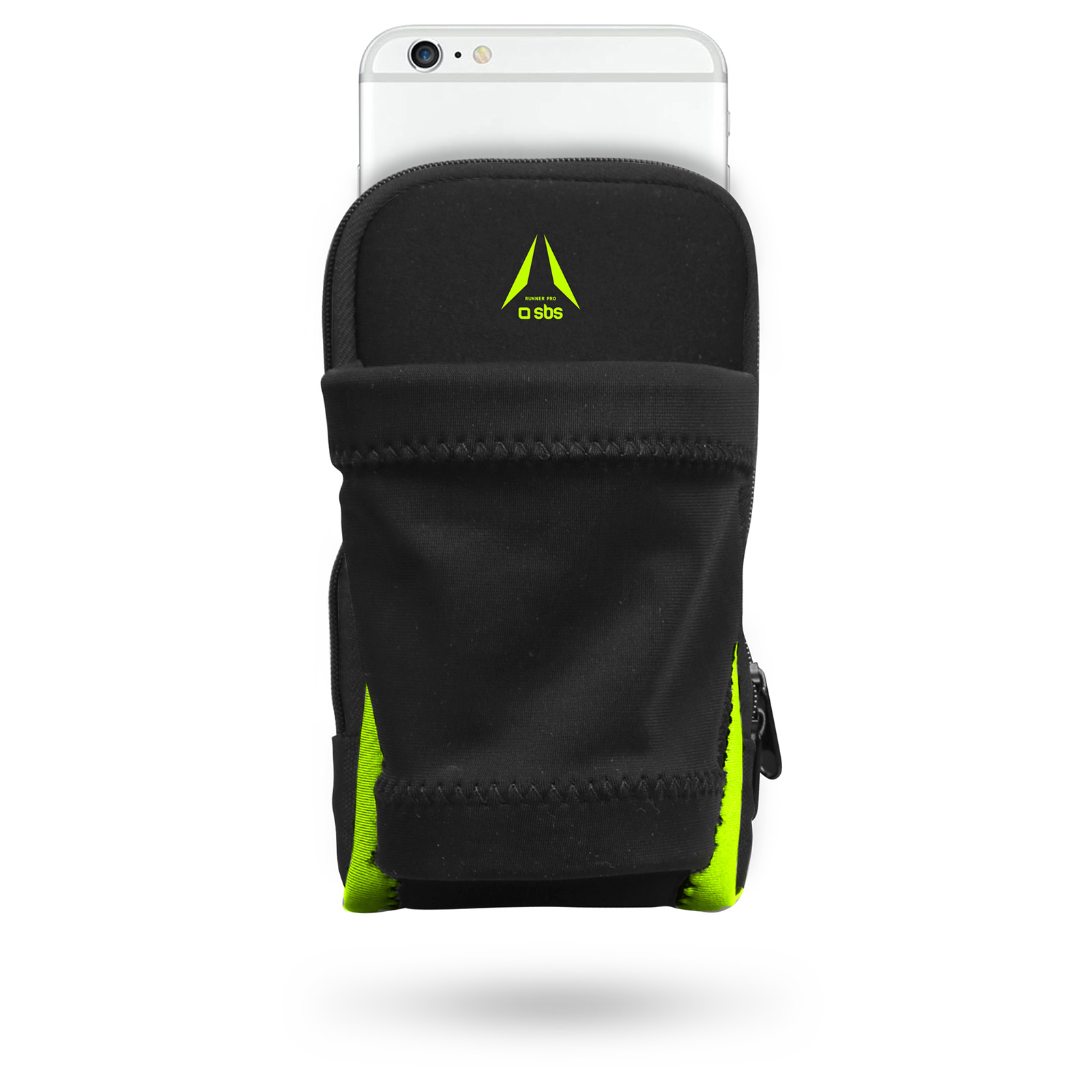 Un brazalete deportivo negro con logo verde, que sostiene un smartphone blanco, aislado sobre fondo blanco.