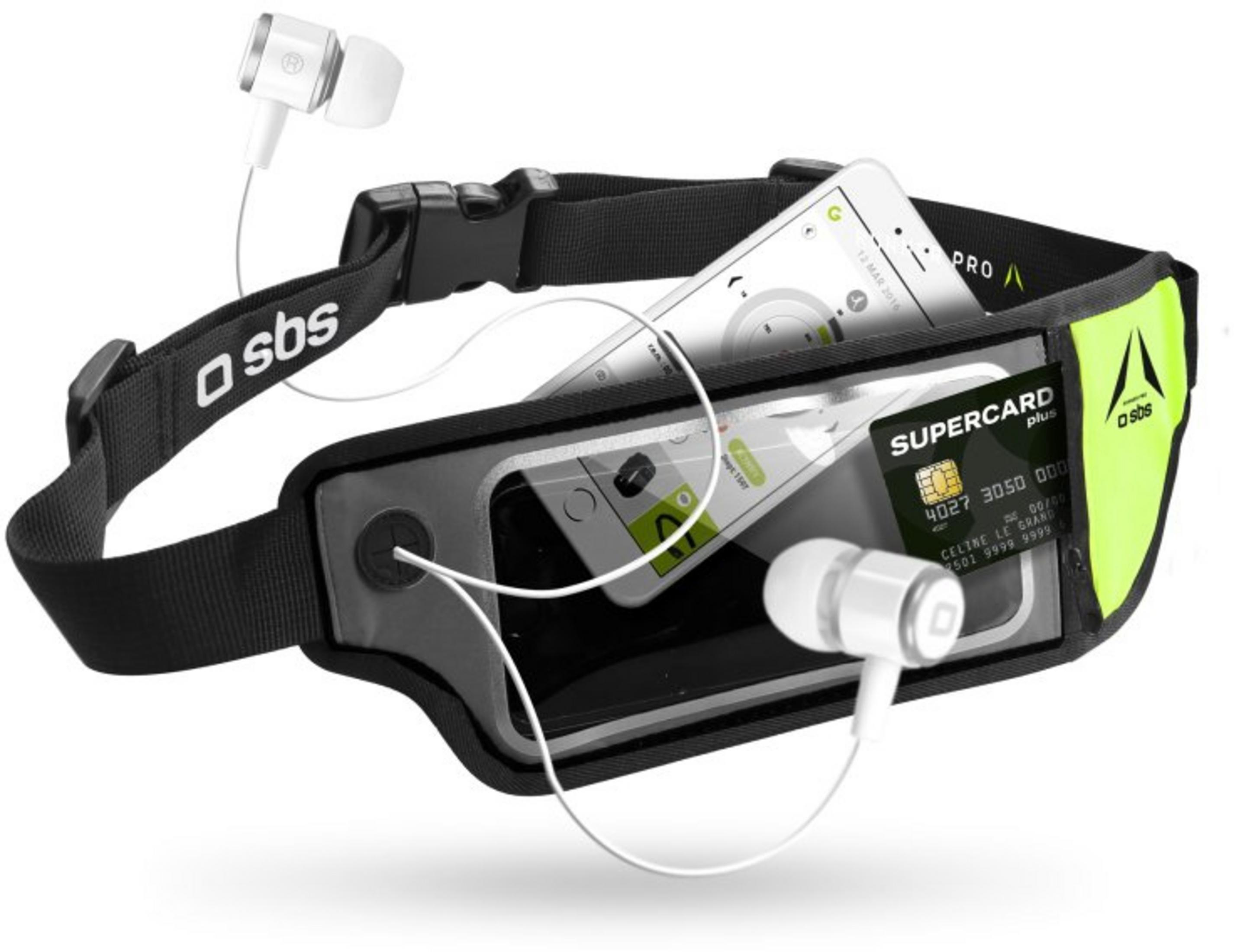 Un riñonera deportiva negra con un teléfono, tarjeta de crédito y auriculares blancos sobre fondo blanco.