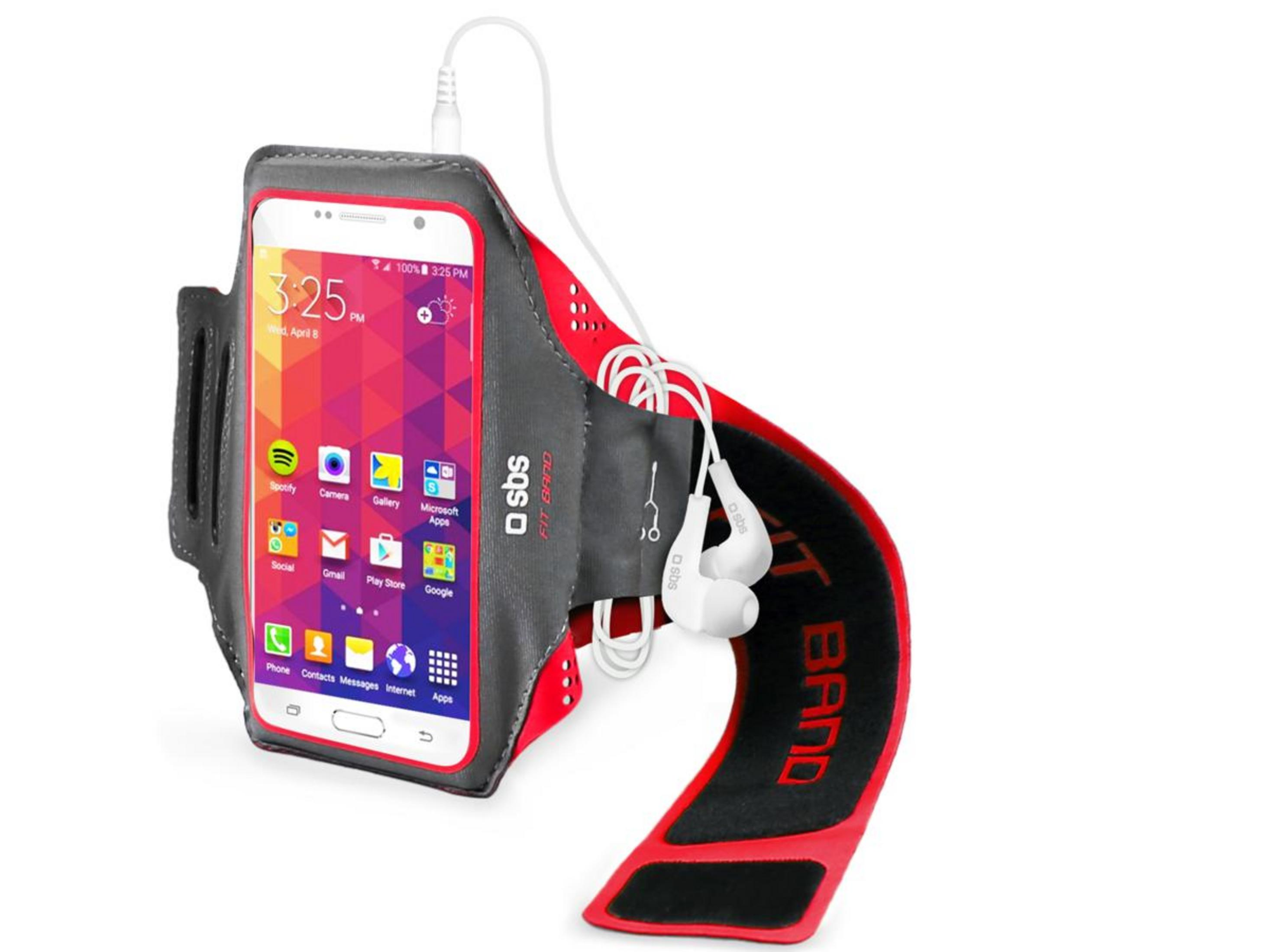 Un smartphone en un brazalete deportivo gris con auriculares blancos sobre fondo blanco.
