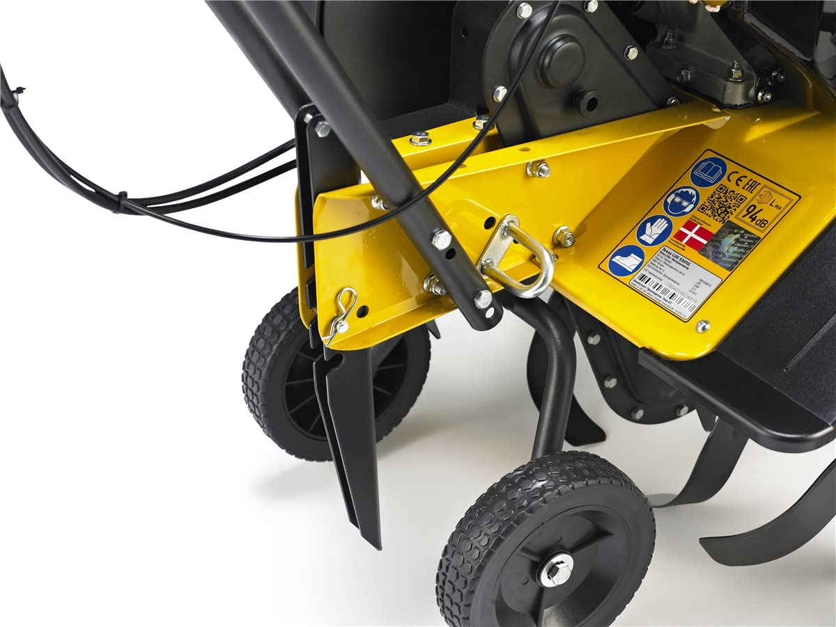 Nahaufnahme einer gelben Motorfräse mit schwarzen Rädern und Metallteilen auf weißem Grund.