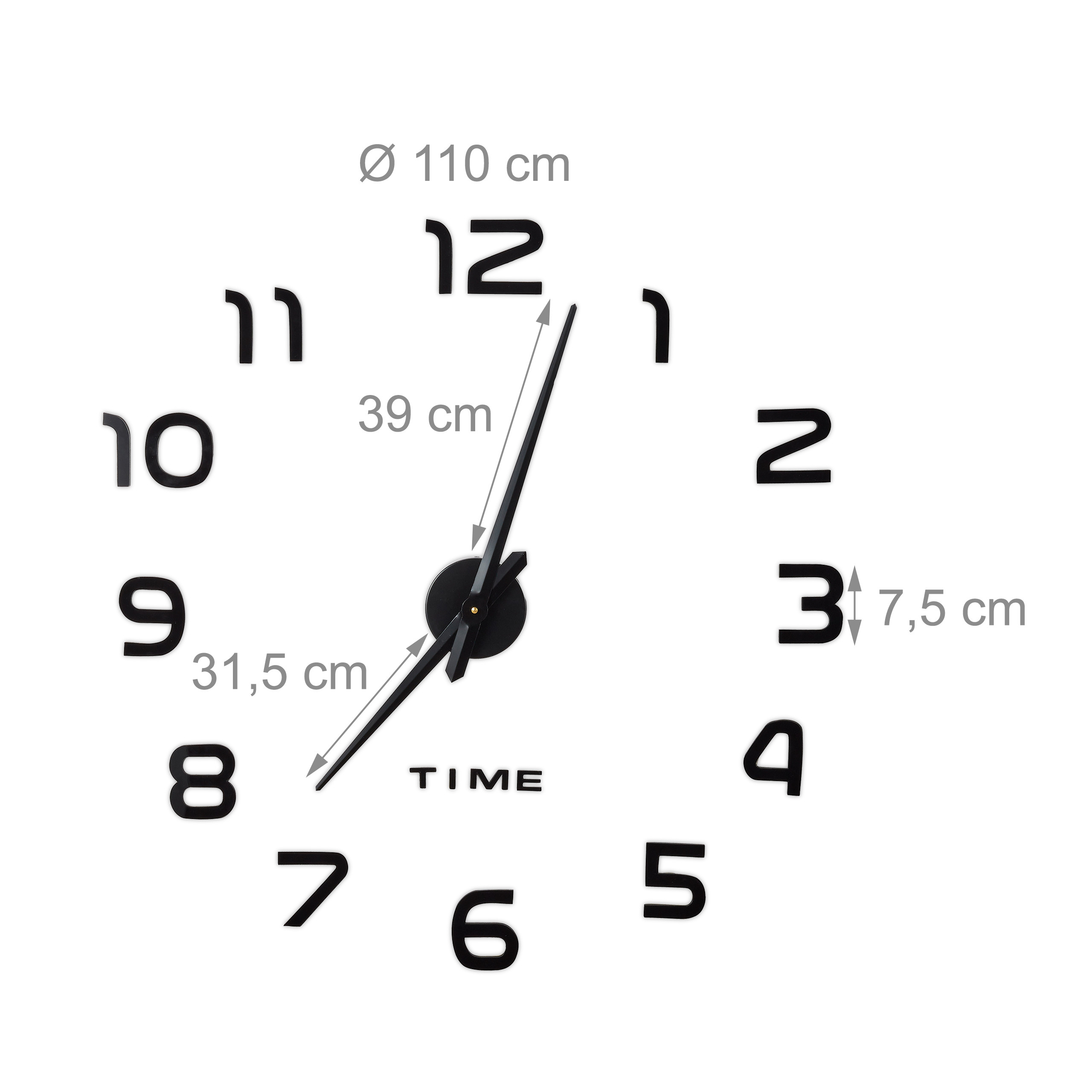 Eine schwarze Wanduhr mit grossen Zahlen und Massangaben in Zentimetern vor einem weissen Hintergrund.