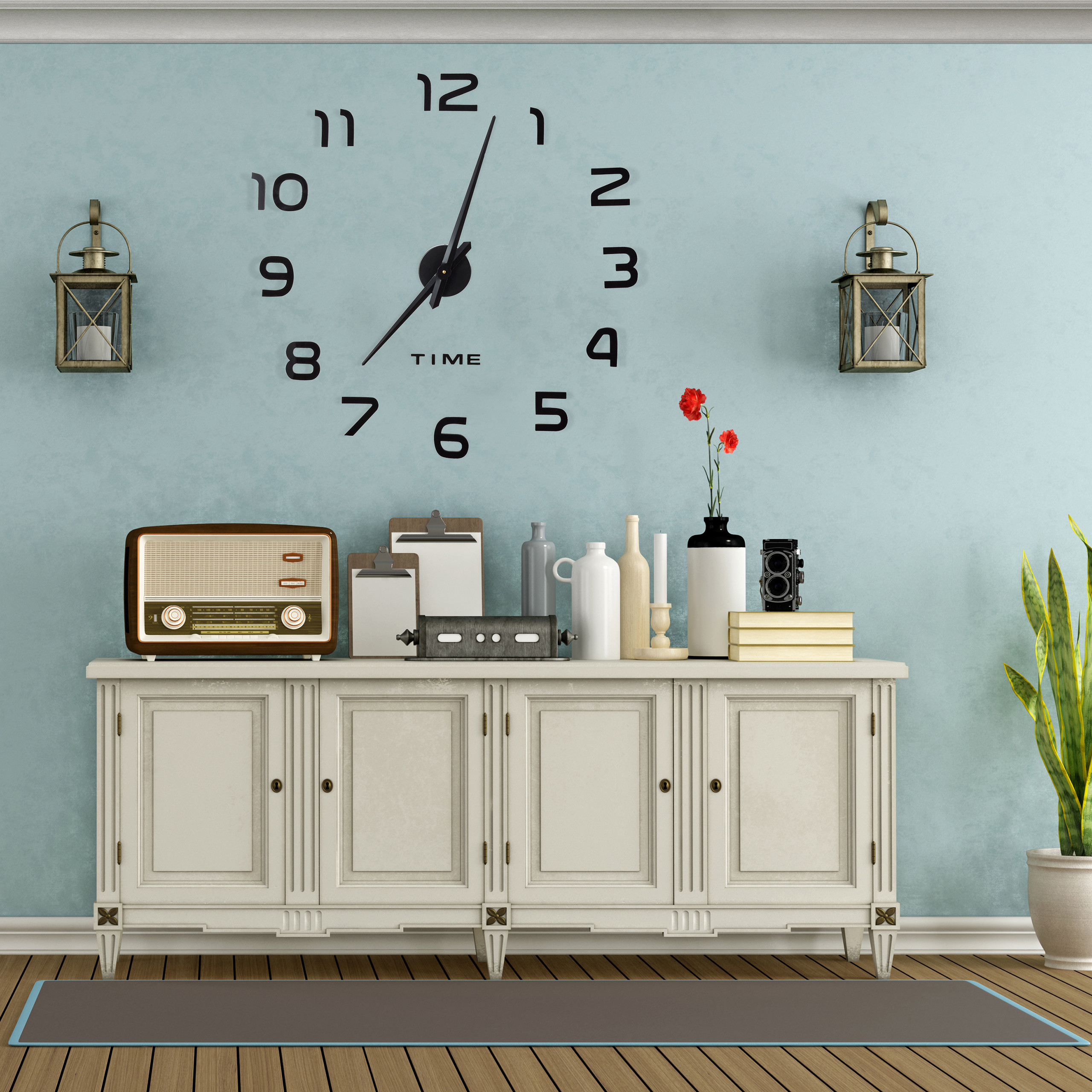 Eine Kommode vor einer blauen Wand mit großer Uhr, Retro-Radio, Flaschen, Büchern und einer Pflanze.