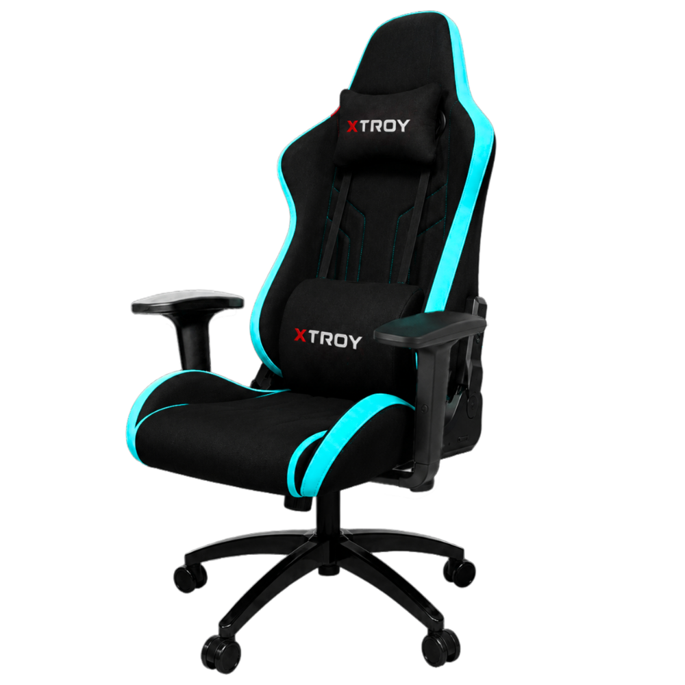 Yastıklarında XTROY logosu, siyah kolçaklar ve tekerlekli tabanı olan siyah ve camgöbeği oyuncu koltuğu, beyaz arka plan.