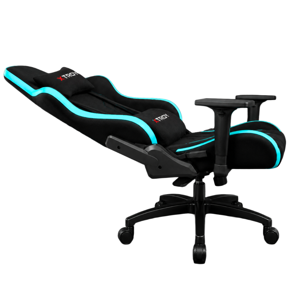Başlıklı ve sırtı yatırılabilen siyah ve mavi ergonomik oyuncu koltuğu, beyaz arka planda yan profilden görünüm.