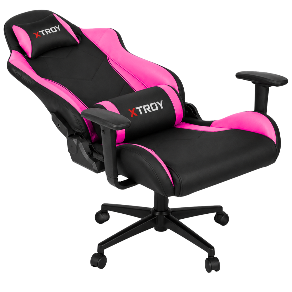 Siyah ve pembe renkli, başlıklı ve bel yastıklı XTROY oyuncu koltuğu, tekerlekli siyah ayaklı.