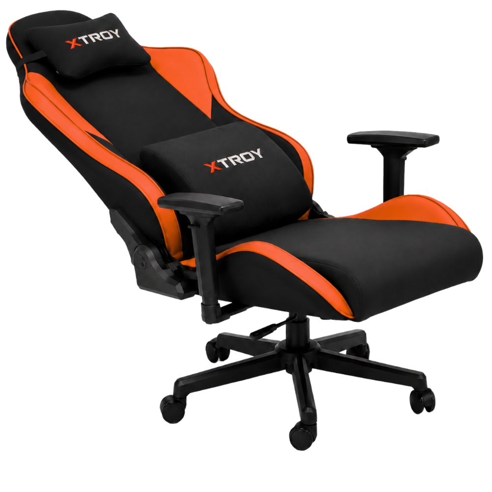 Siyah tekerlekli tabanlı, baş ve bel yastıklı siyah ve turuncu XTRFY oyuncu koltuğu.