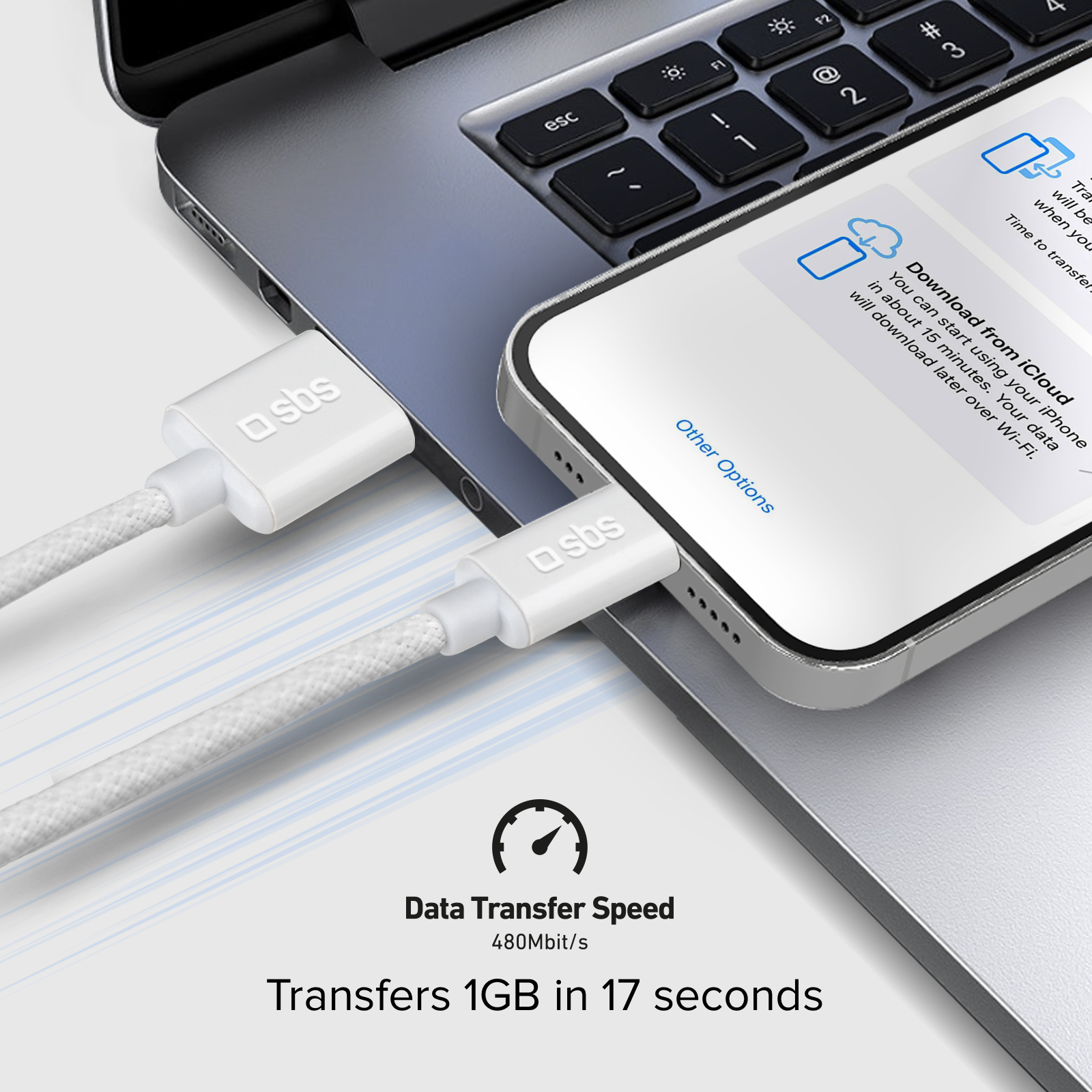 Un cable blanco conecta un smartphone a una computadora portátil, con texto sobre velocidad de transferencia.