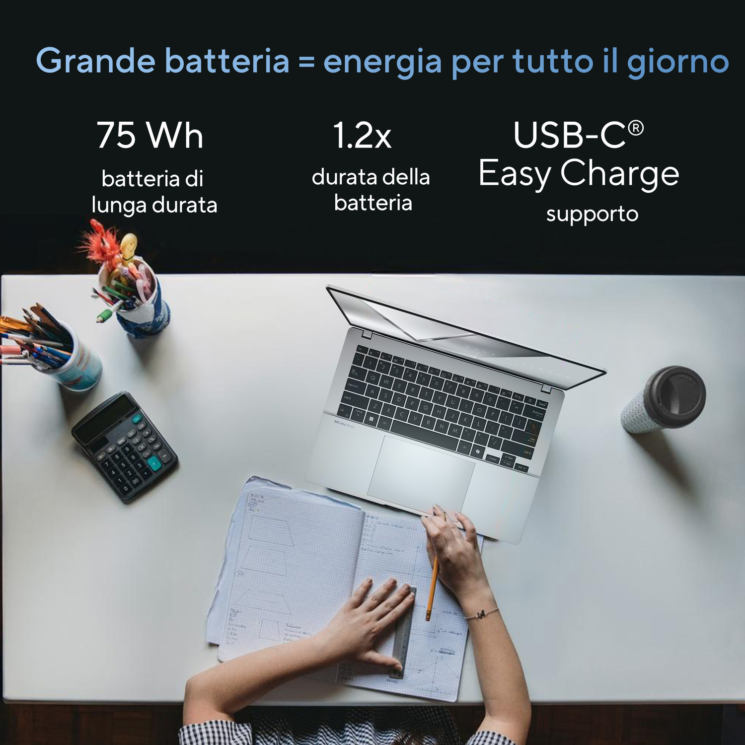 Laptop, taccuino e penne su una scrivania con testo sulla batteria.