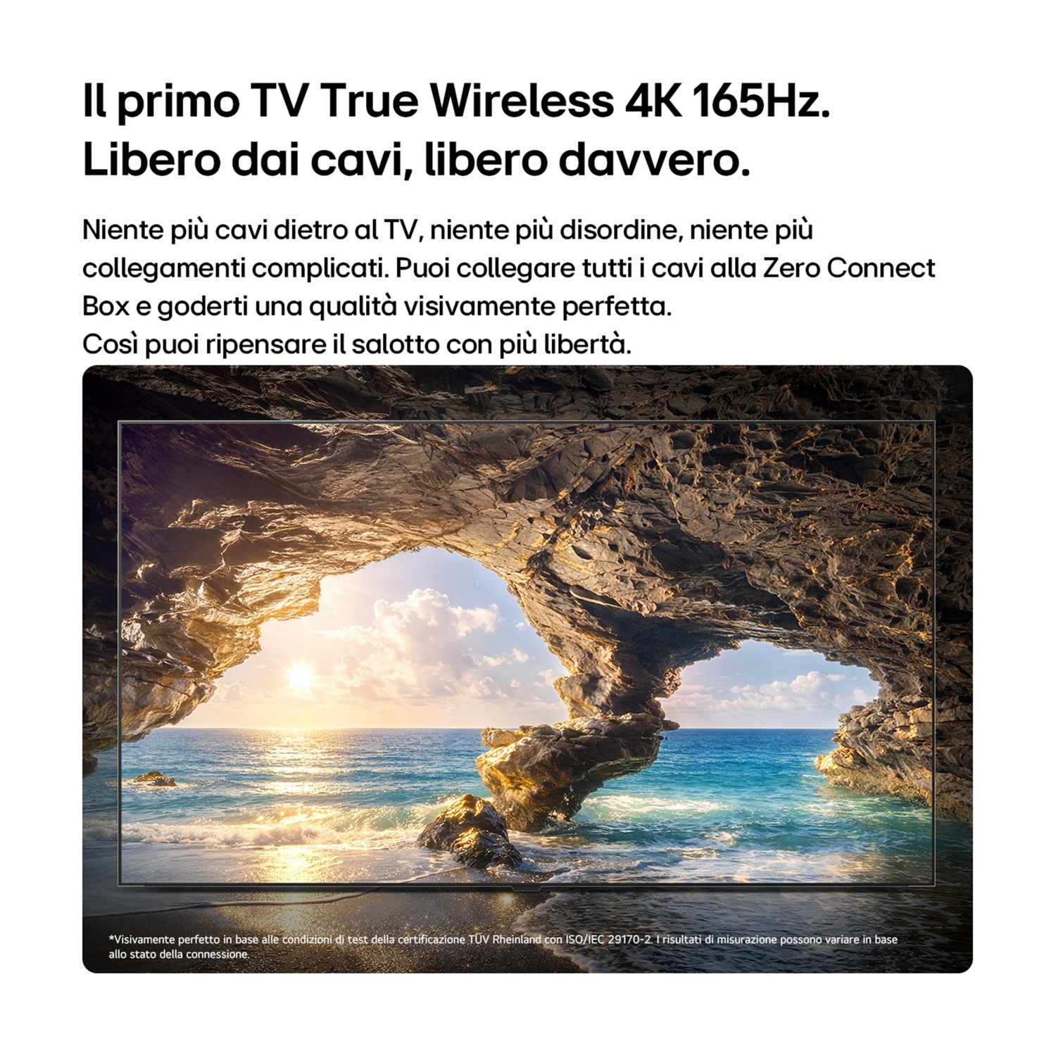 Un annuncio con testo in italiano sopra una TV che mostra un arco di roccia costiero.