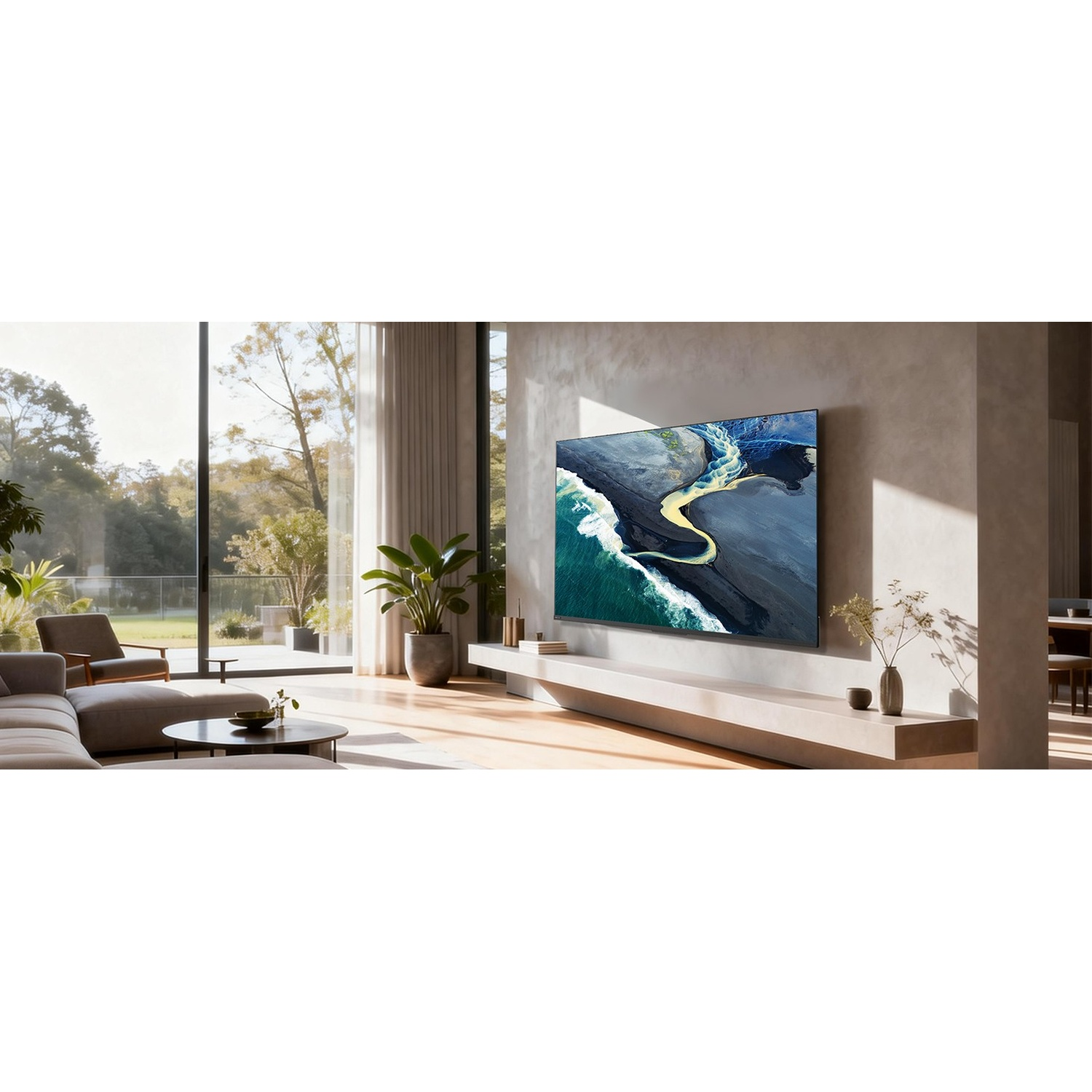 Un soggiorno moderno con una grande TV a parete, ampie finestre e piante da interno.