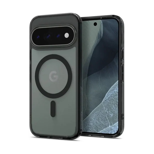 Un smartphone negro con funda protectora, barra de cámara y anillo MagSafe en la parte posterior.