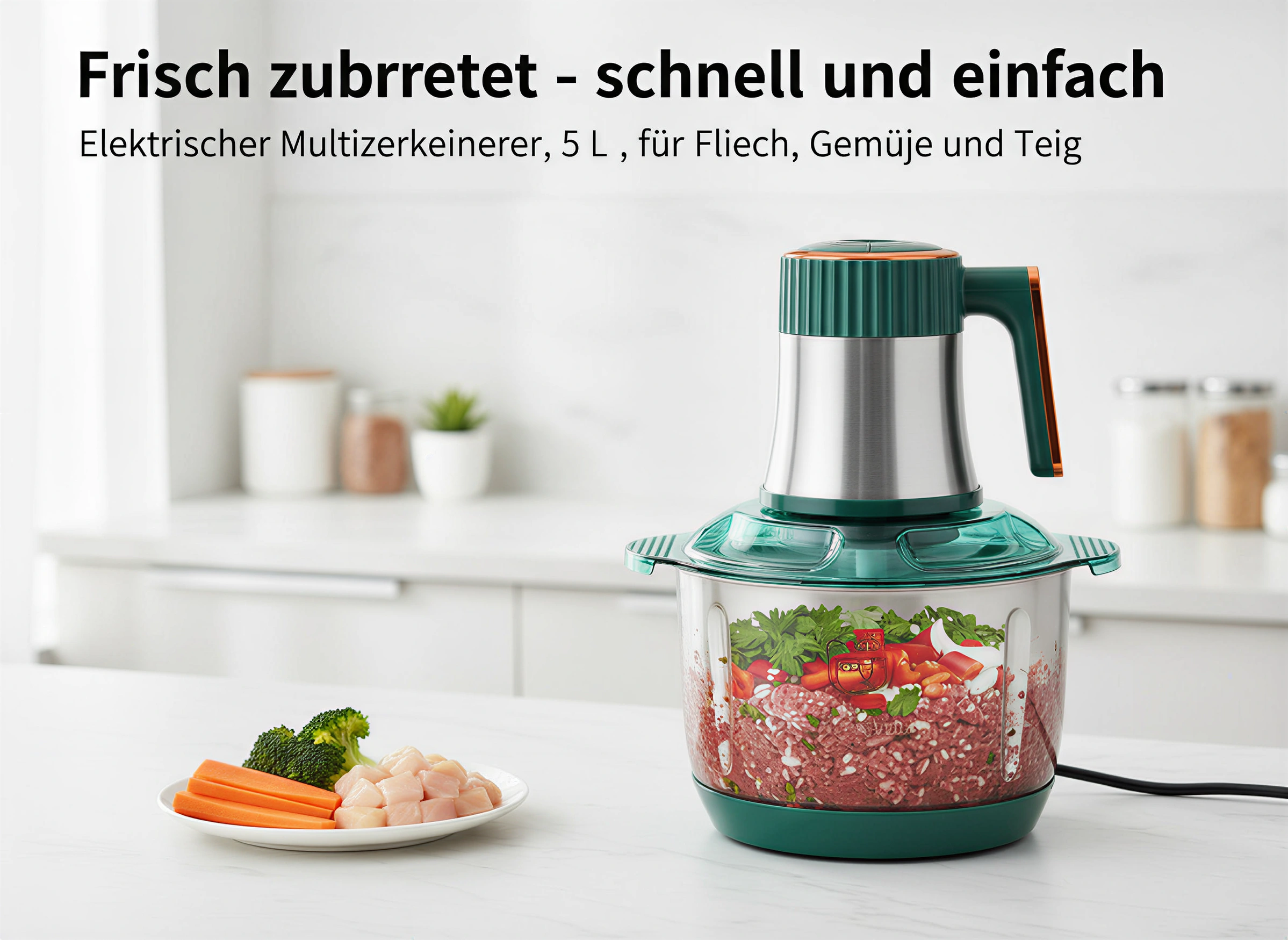 Grüner elektrischer Zerkleinerer auf einer Küchentheke mit Fleisch und Gemüse in der Schüssel und auf einem Teller.