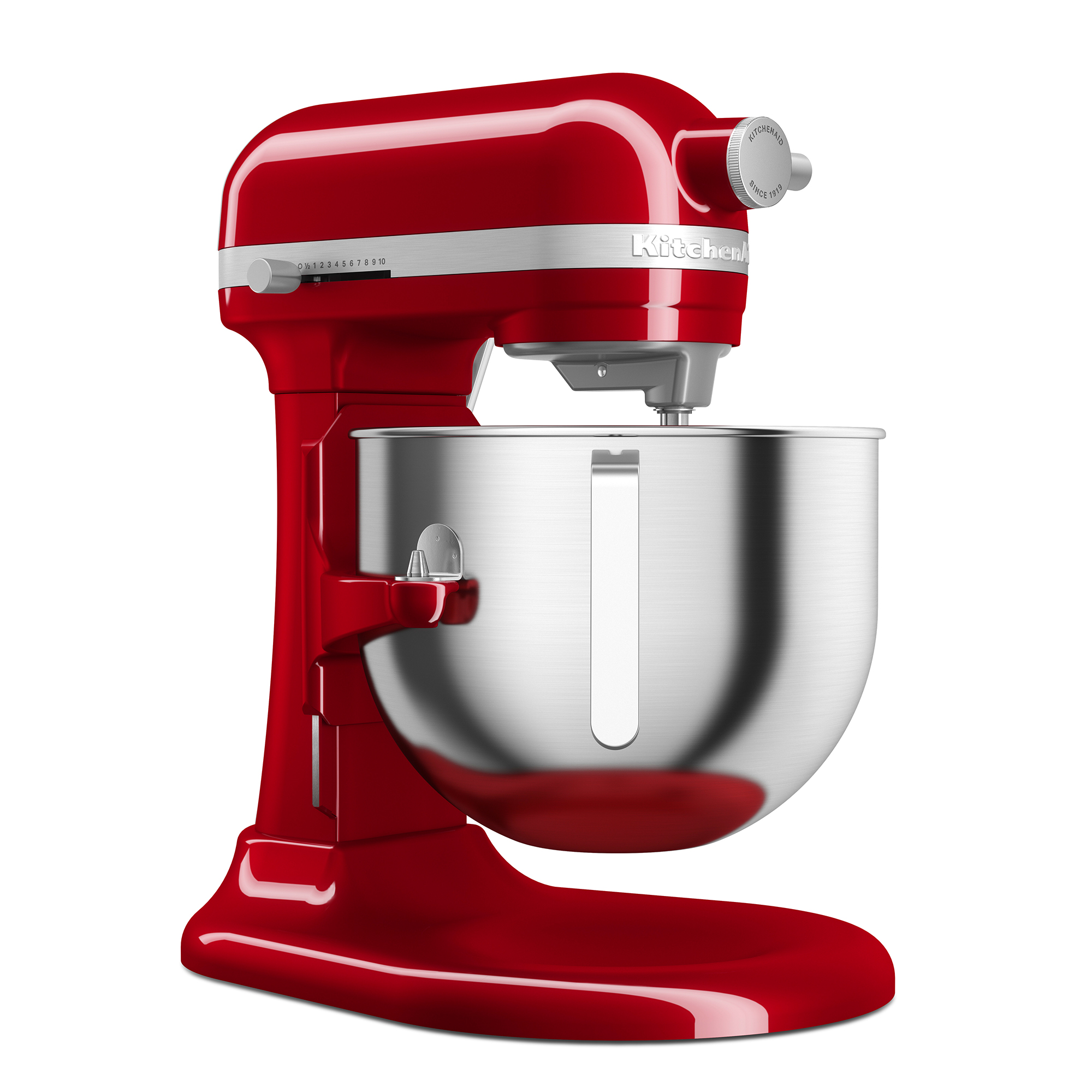Eine rote KitchenAid Küchenmaschine mit einer großen Edelstahlschüssel auf weißem Hintergrund.