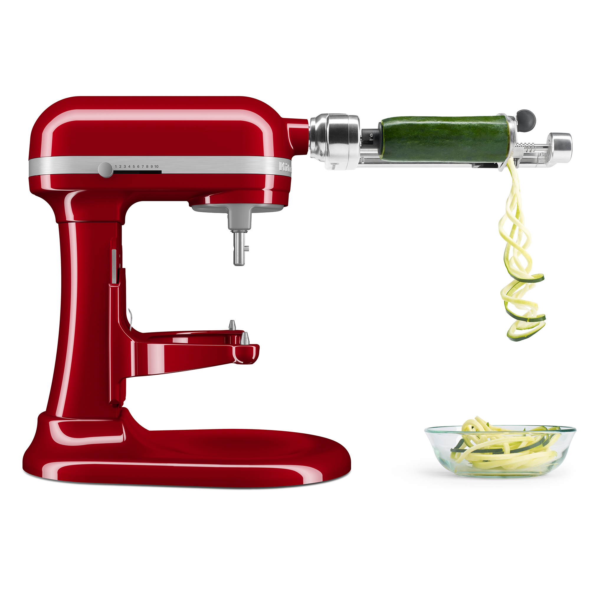 Rote Küchenmaschine mit Gemüseschneider-Aufsatz, der Zucchini in Spiralen schneidet und in eine Schüssel füllt.