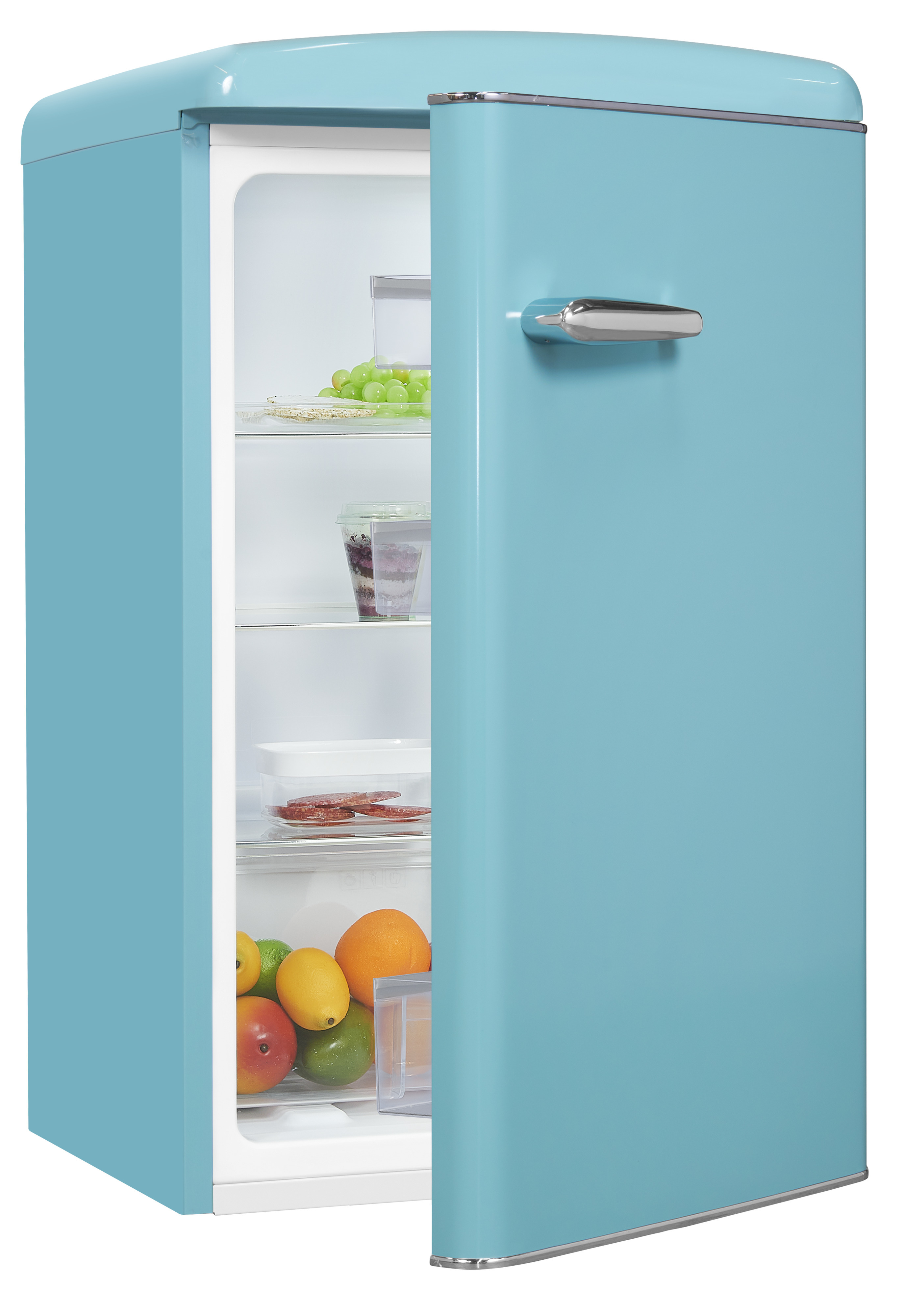 Ein offener, hellblauer Retro-Kühlschrank mit Regalen voller Früchten, Joghurt und Wurst.