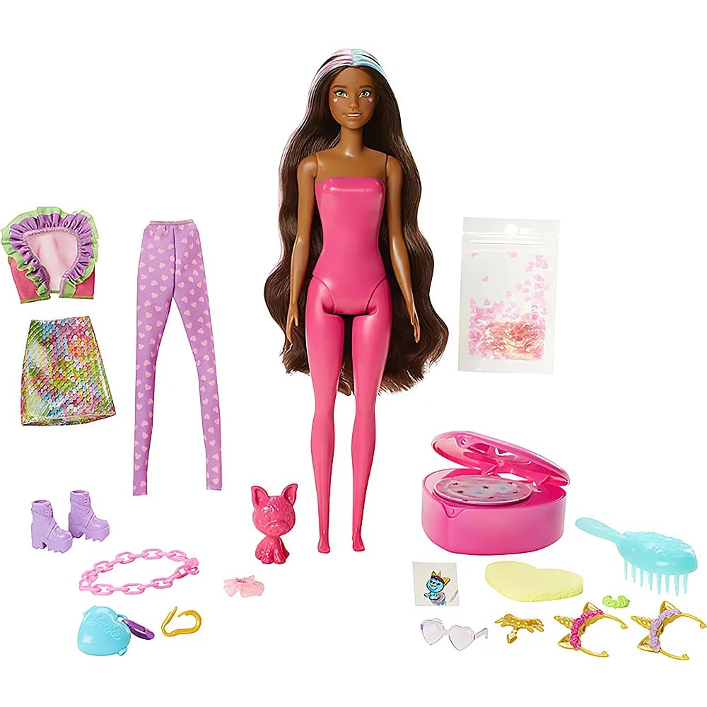 Barbie-Puppe mit langem Haar in pinkem Badeanzug, umgeben von Kleidung, Accessoires und einem kleinen Hund.