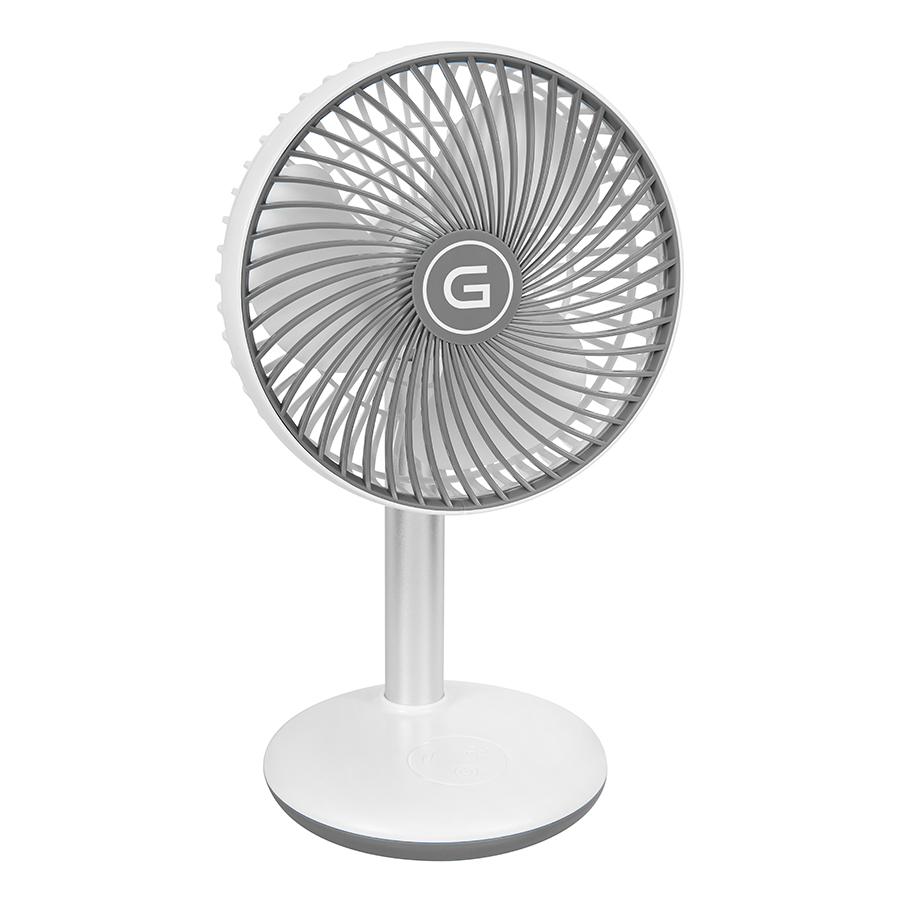 Un ventilador de escritorio blanco y gris con base redonda y logotipo G.