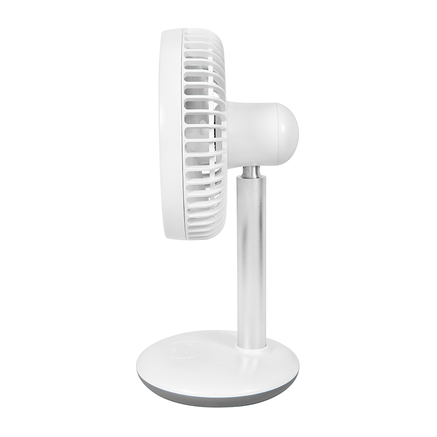 Un ventilador de escritorio blanco con soporte plateado y base redonda, visto de perfil sobre fondo blanco.