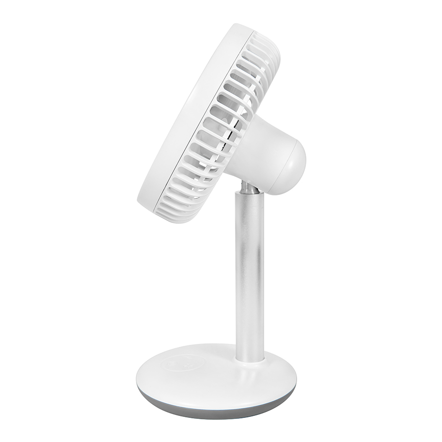 Un ventilador de mesa blanco con base redonda y barra plateada sobre fondo blanco.