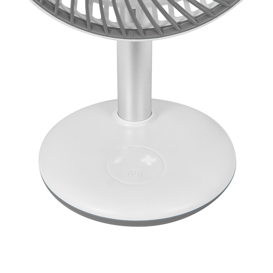 Un ventilador de mesa blanco y gris con base redonda y panel táctil.