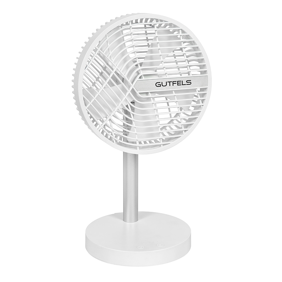 Ein weißer Gutfels Tischventilator mit rundem Fuß und metallicfarbenem Ständer vor weißem Hintergrund.