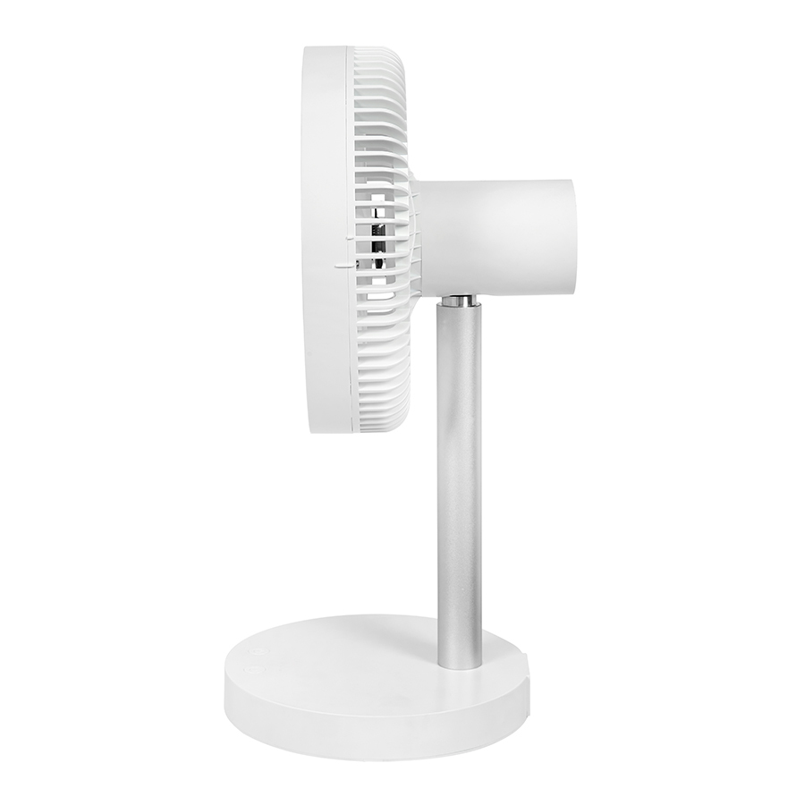 Seitenansicht eines weißen Tischventilators mit einem runden Fuß und einer silbernen Stange vor weißem Hintergrund.