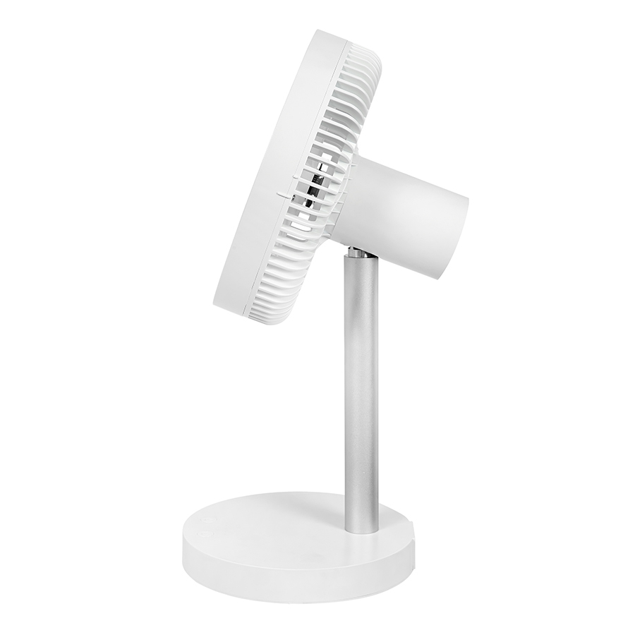 Ein weißer Tischventilator mit silbernem Standfuß und rundem Sockel auf weißem Hintergrund.