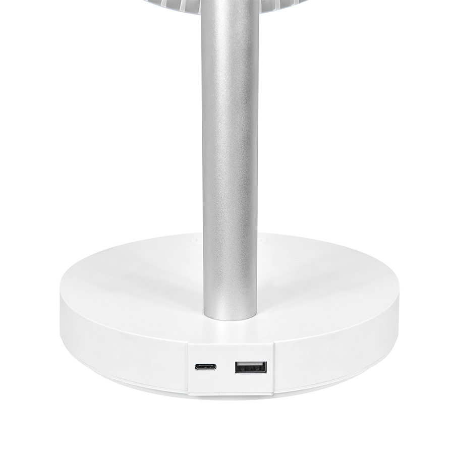 Ein weißer Sockel mit einem silbernen Stab und USB- sowie USB-C-Anschlüssen auf einer weißen Fläche.