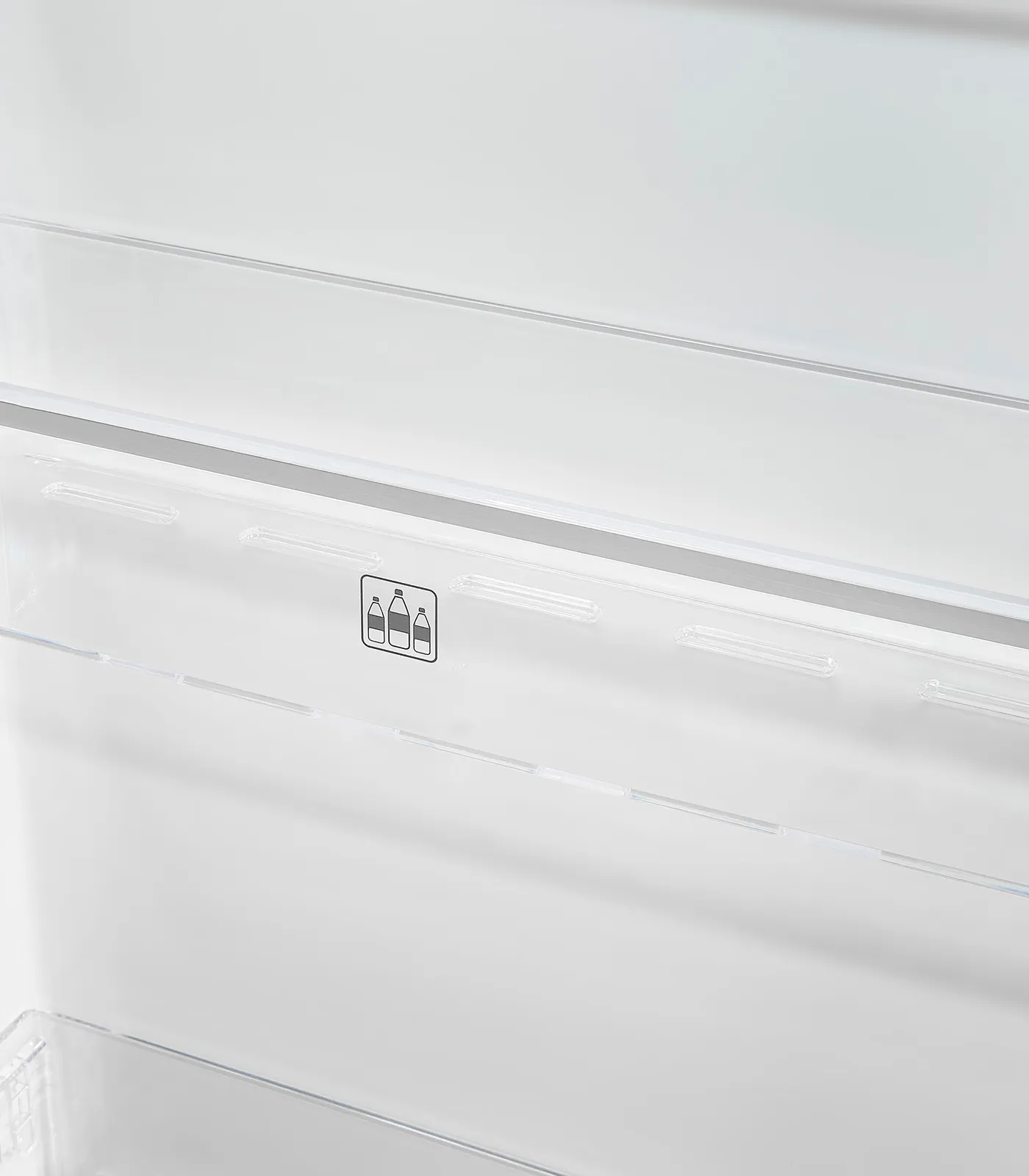 Nahaufnahme der weißen Kühlschranktür mit transparenten Fächern und Flaschensymbol.