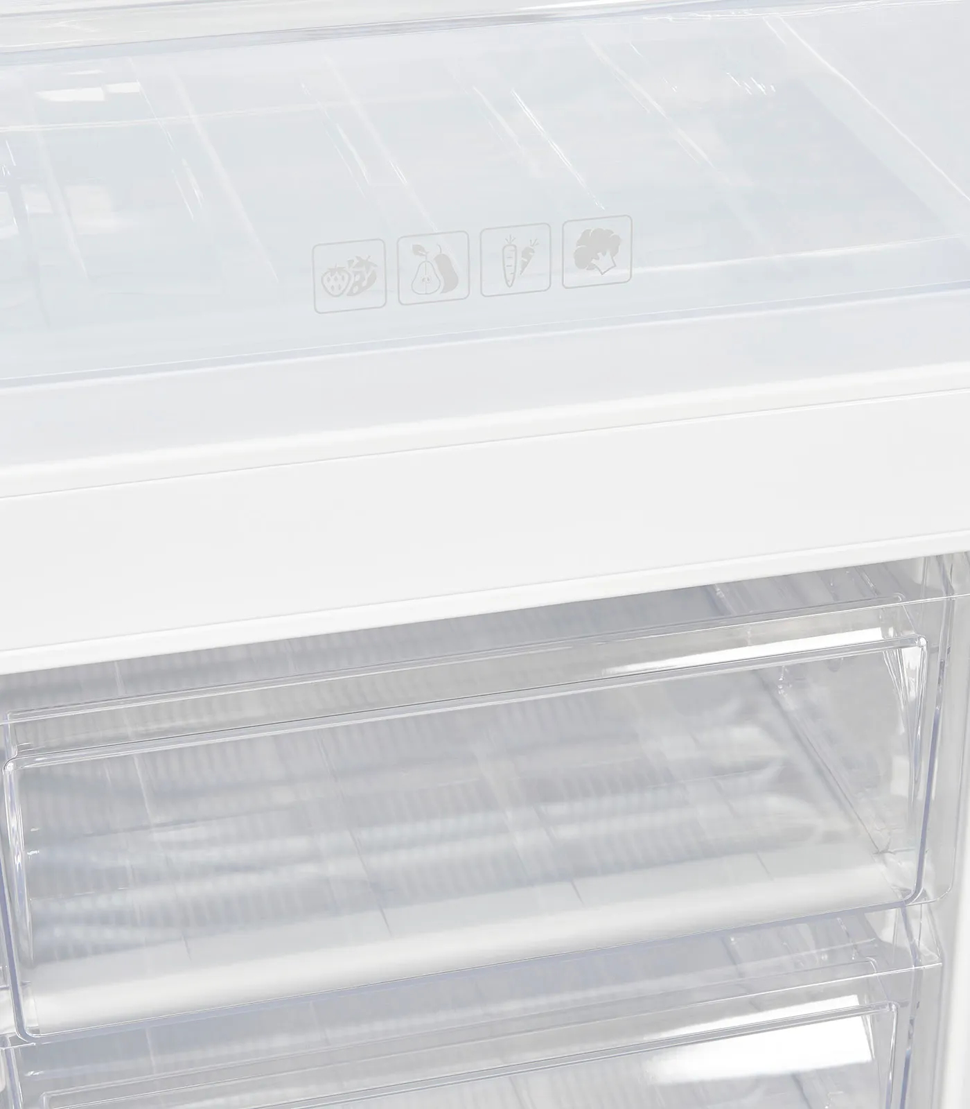 Nahaufnahme von transparenten Kühlschrank-Gemüseschubladen mit Lebensmittelsymbolen.