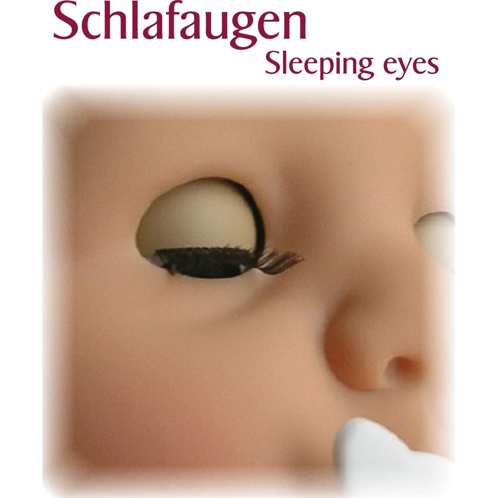 Primo piano di una bambola con occhi addormentati, testo Schlafaugen Sleeping eyes.