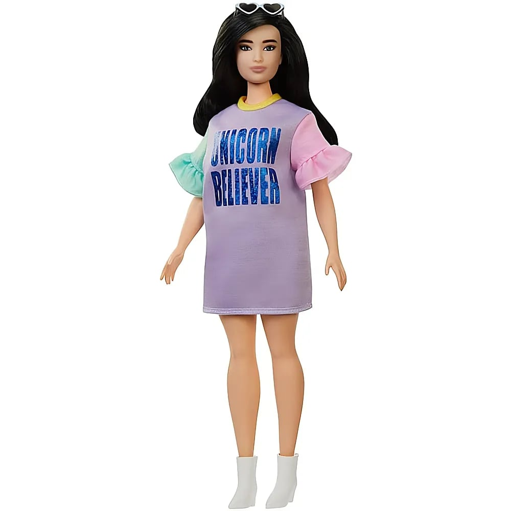 Eine Modepuppe mit langem schwarzen Haar, einem lila Kleid mit 'Unicorn Believer'-Aufdruck und weißen Stiefeln.
