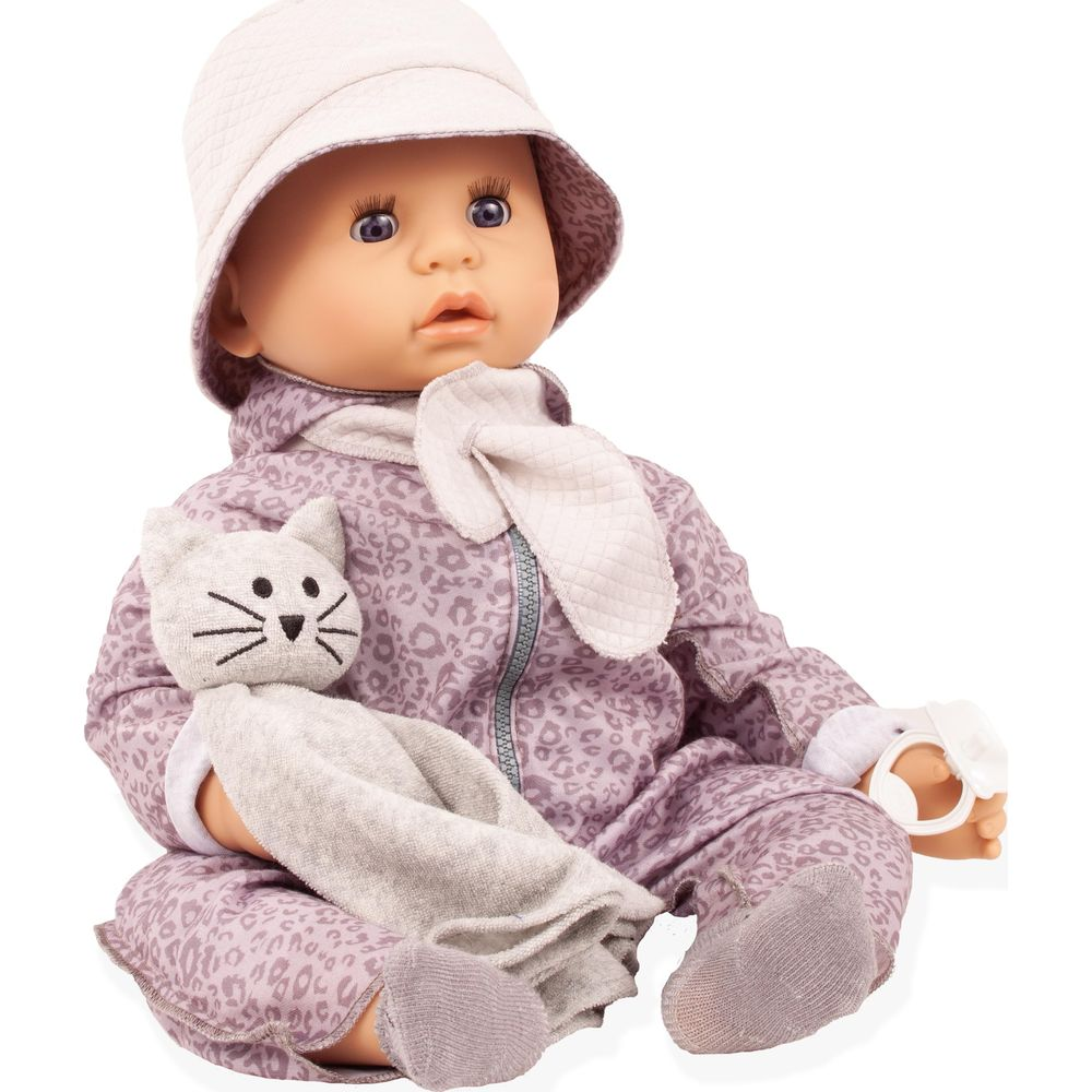 Una bambola con vestiti leopardati viola e cappello tiene un piccolo peluche.