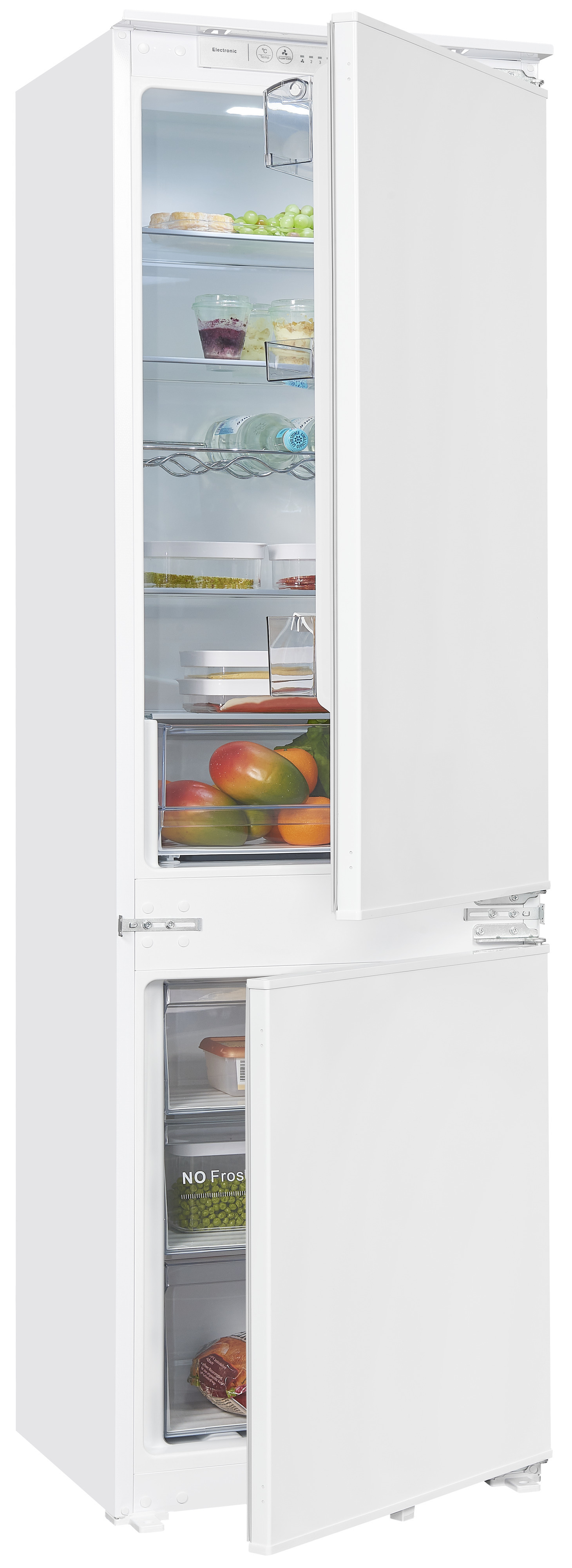 Un refrigerador empotrable blanco con las puertas abiertas, lleno de comida, fruta y bebidas en los estantes.