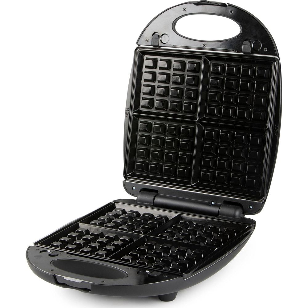 Una piastra per waffle nera aperta con quattro piastre quadrate su uno sfondo bianco.