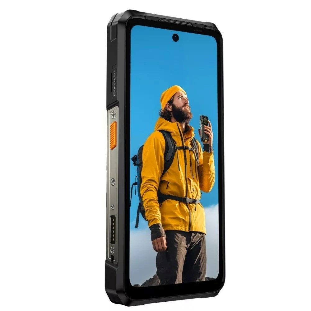 Wytrzymały smartfon wyświetla na ekranie wędrowca w żółtej kurtce i czapce.