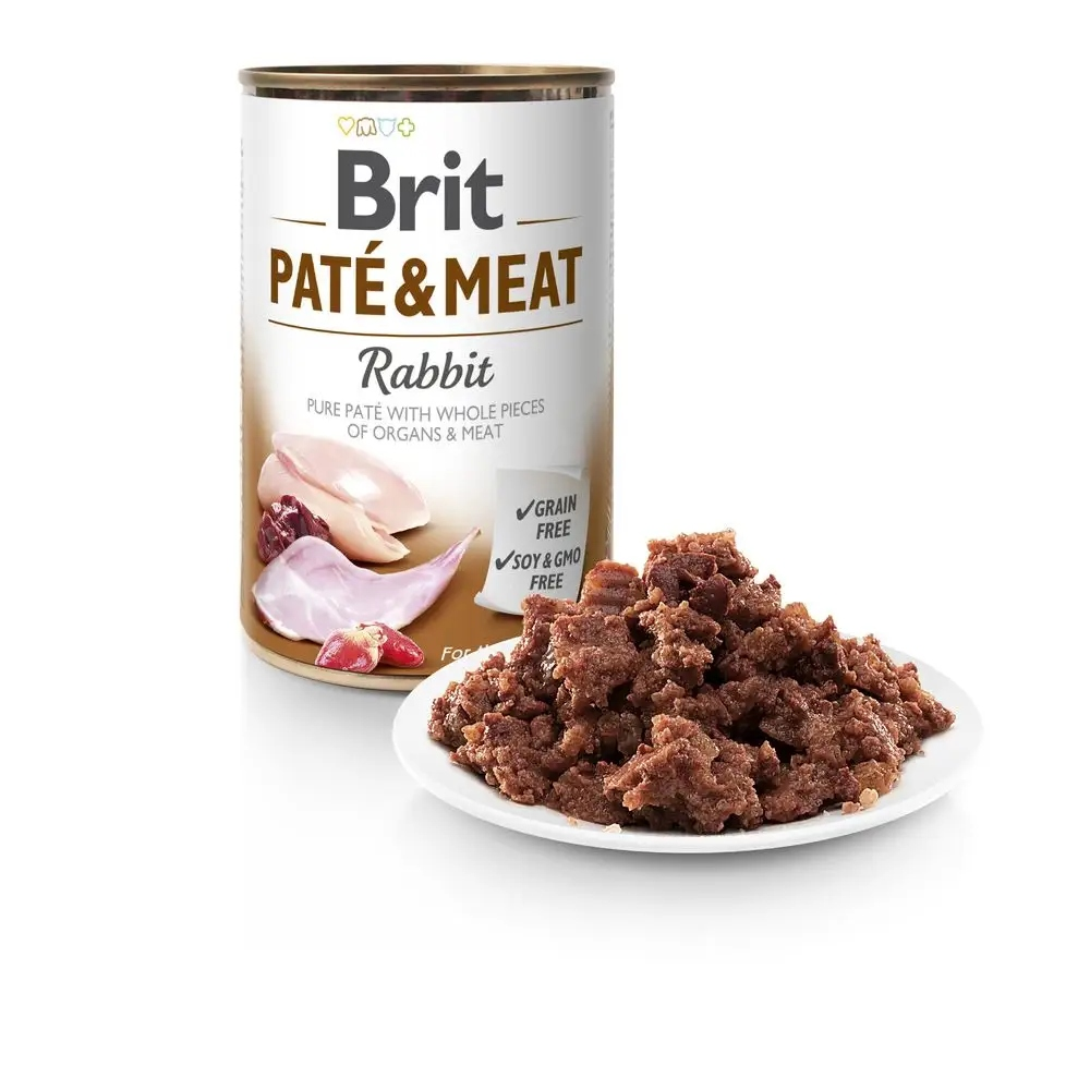 Puszka karma dla zwierząt Brit Paté & Meat z królikiem oraz talerz z kawałkami mięsa.