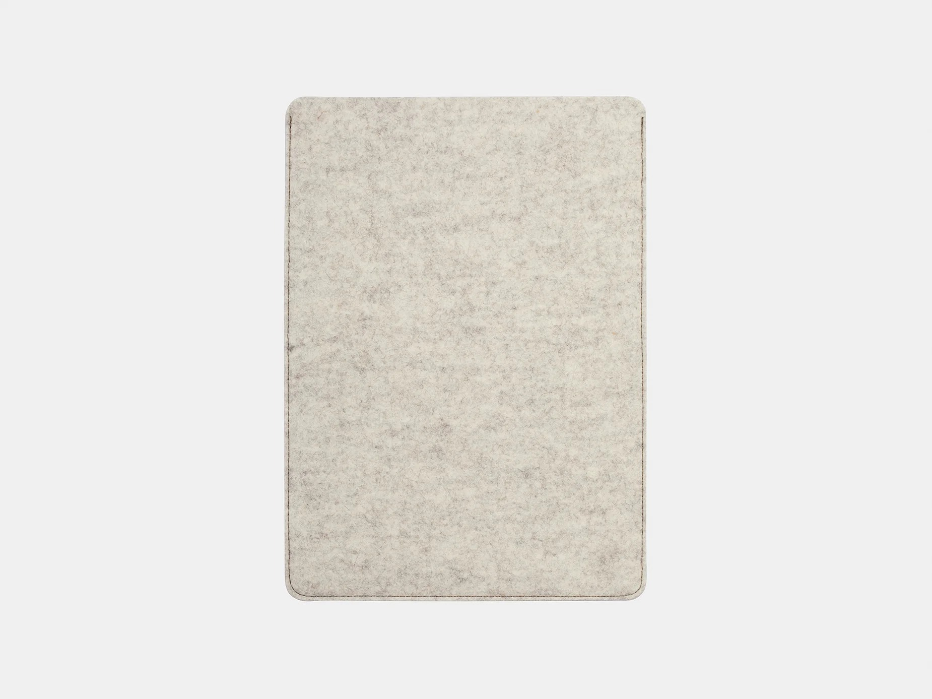 Szare filcowe etui na tablet z zaokrąglonymi rogami na jasnym tle.