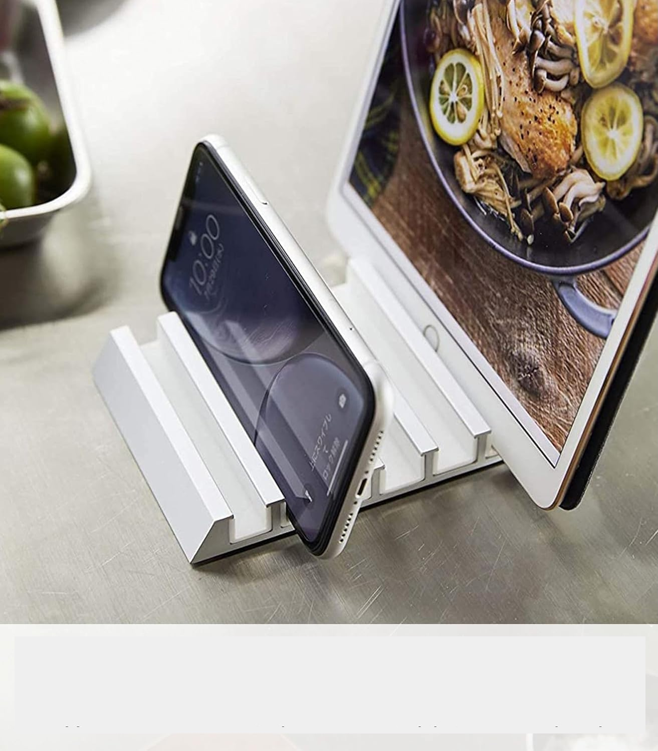 Srebrny stojak na blacie kuchennym trzyma smartfon i tablet z obrazem przepisu.