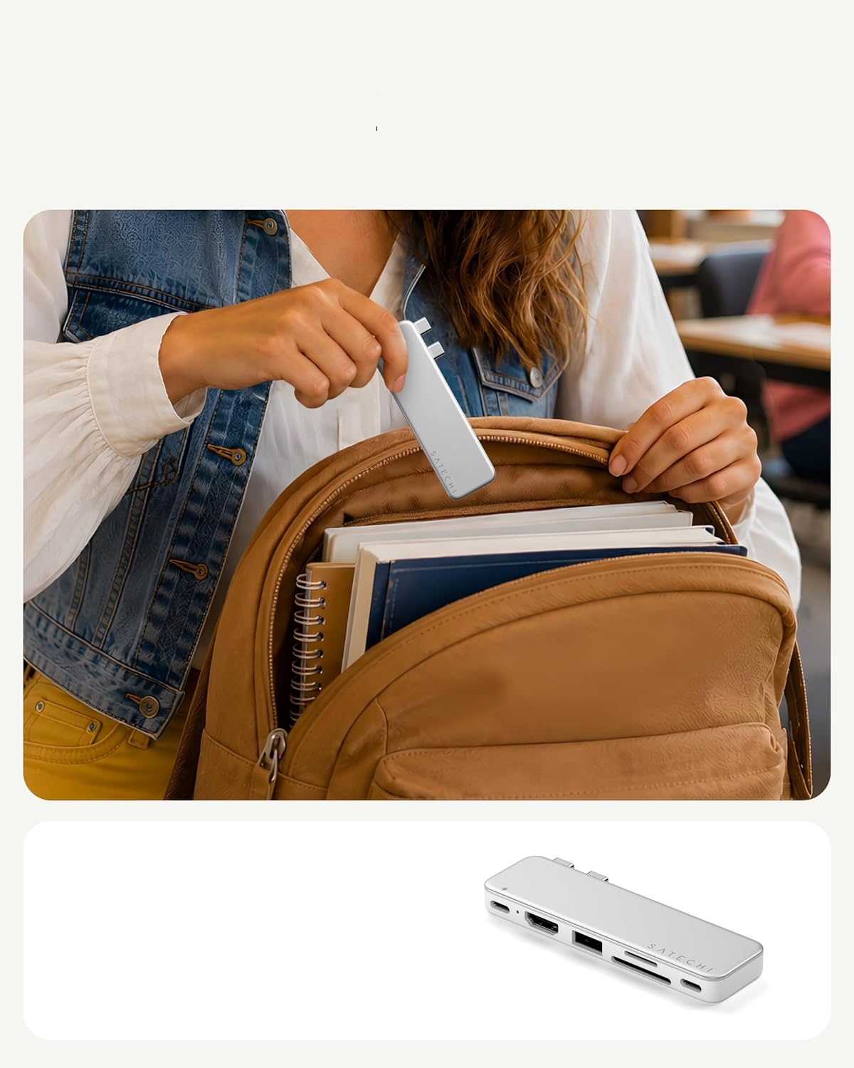 Osoba wkłada srebrny hub USB Satechi do brązowego plecaka z książkami, poniżej widoczny jest sam hub.