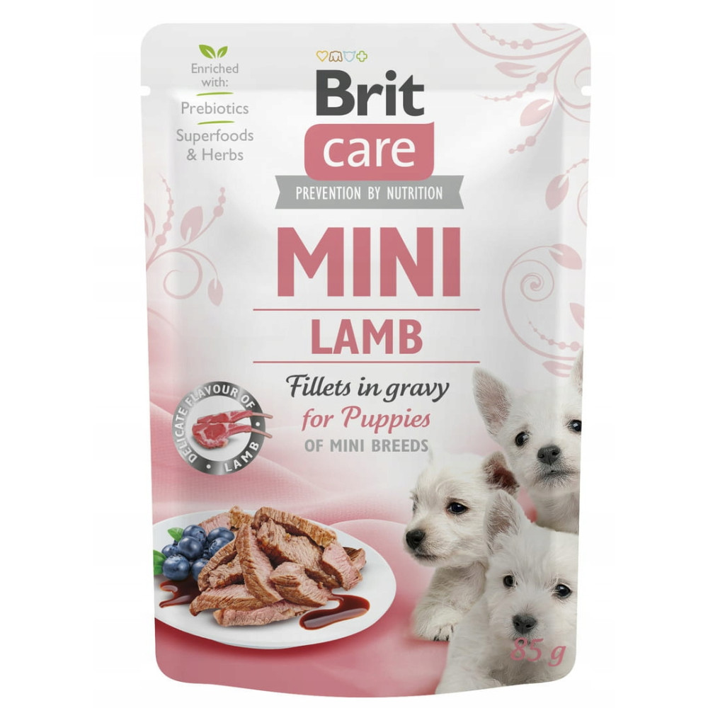 Karma dla szczeniąt Brit Care Mini Lamb z trzema małymi białymi szczeniakami i mięsem.