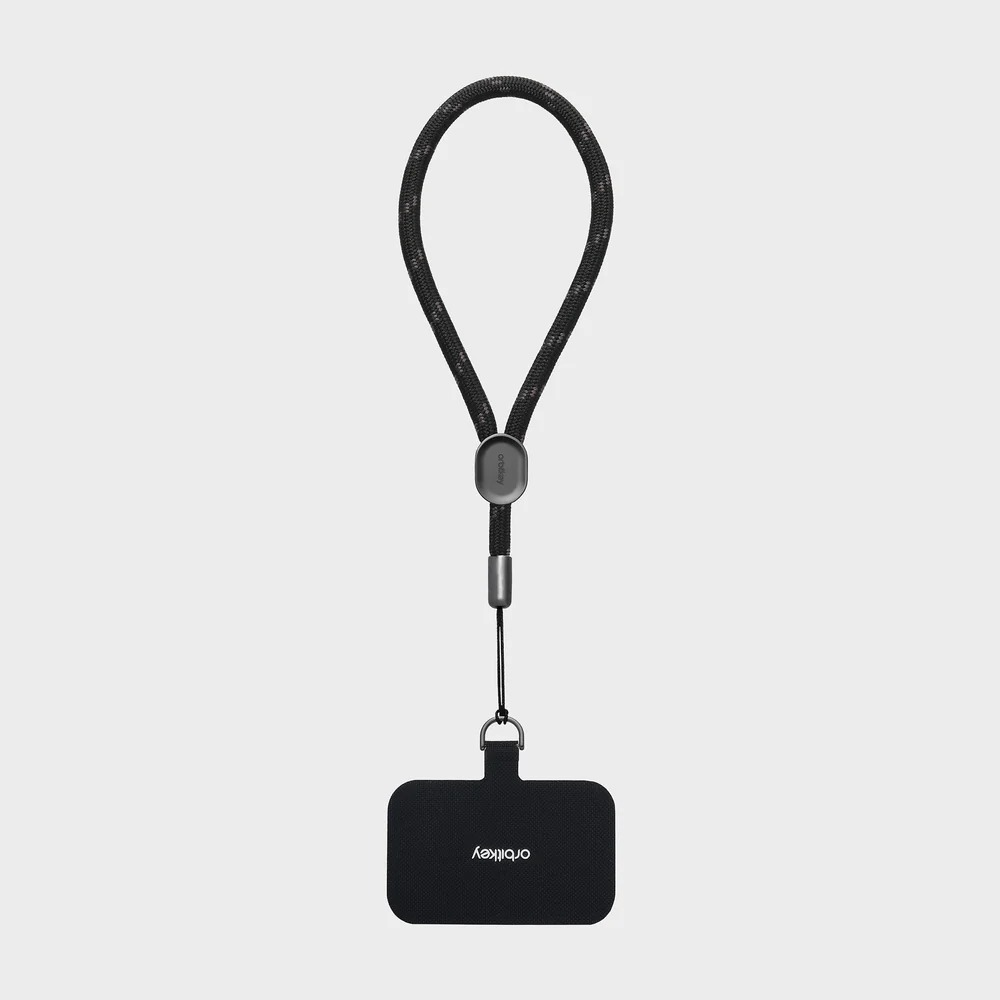 Czarna smycz z małą kieszonką z logo orbitkey na jasnym tle.